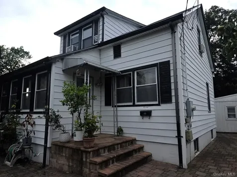 17 June Avenue Bayville NY 11709