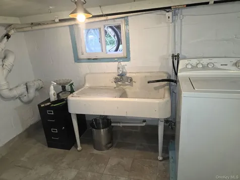 17 June Avenue Bayville NY 11709