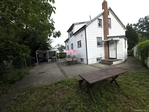 17 June Avenue Bayville NY 11709