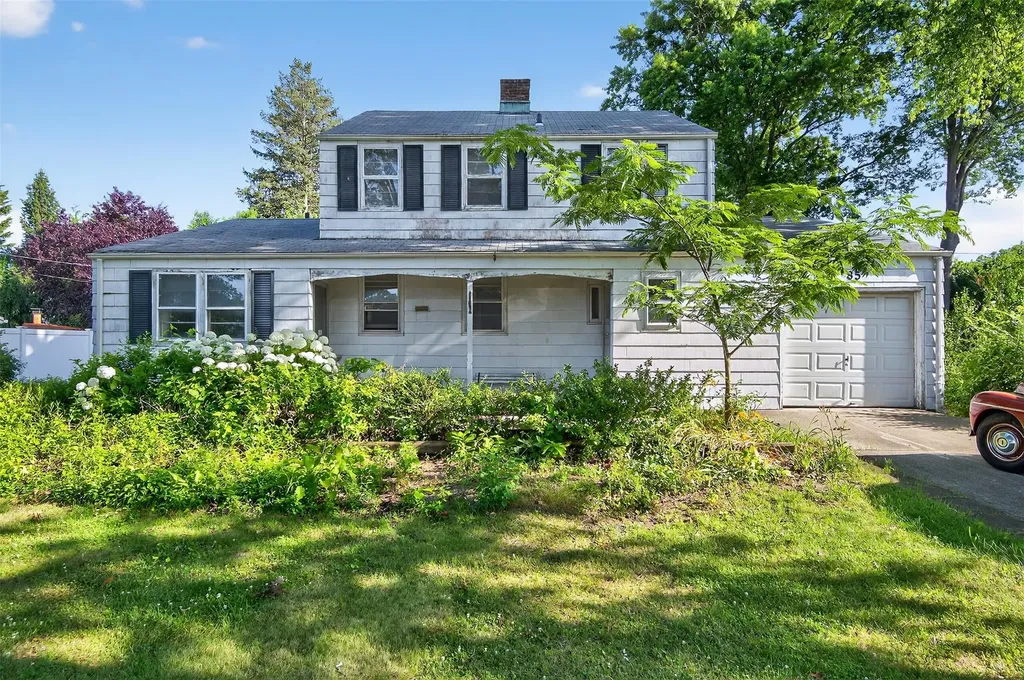 85 Aspinwall Street Westbury NY 11590