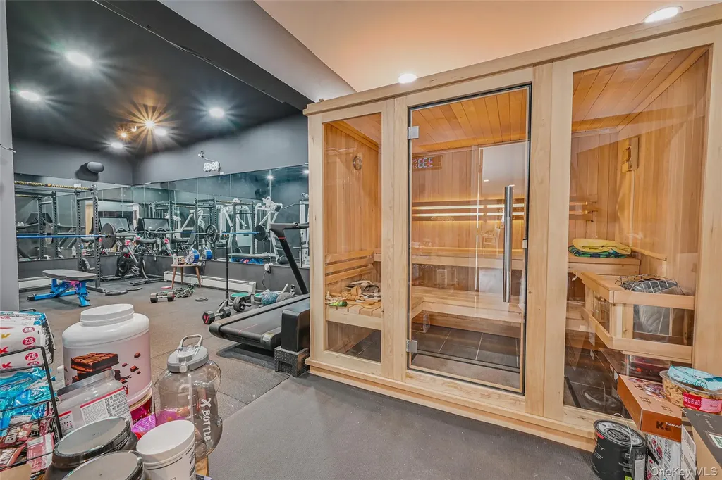 86 S Cabot Lane Westbury NY 11590