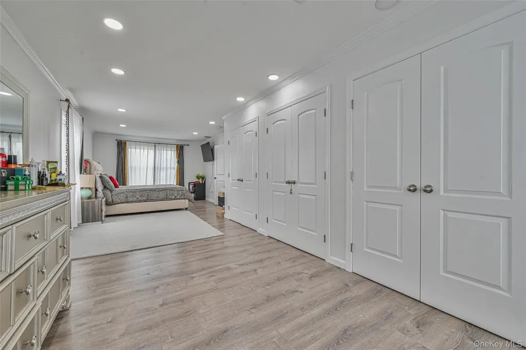 86 S Cabot Lane Westbury NY 11590