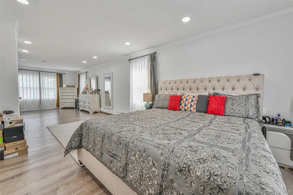 86 S Cabot Lane Westbury NY 11590