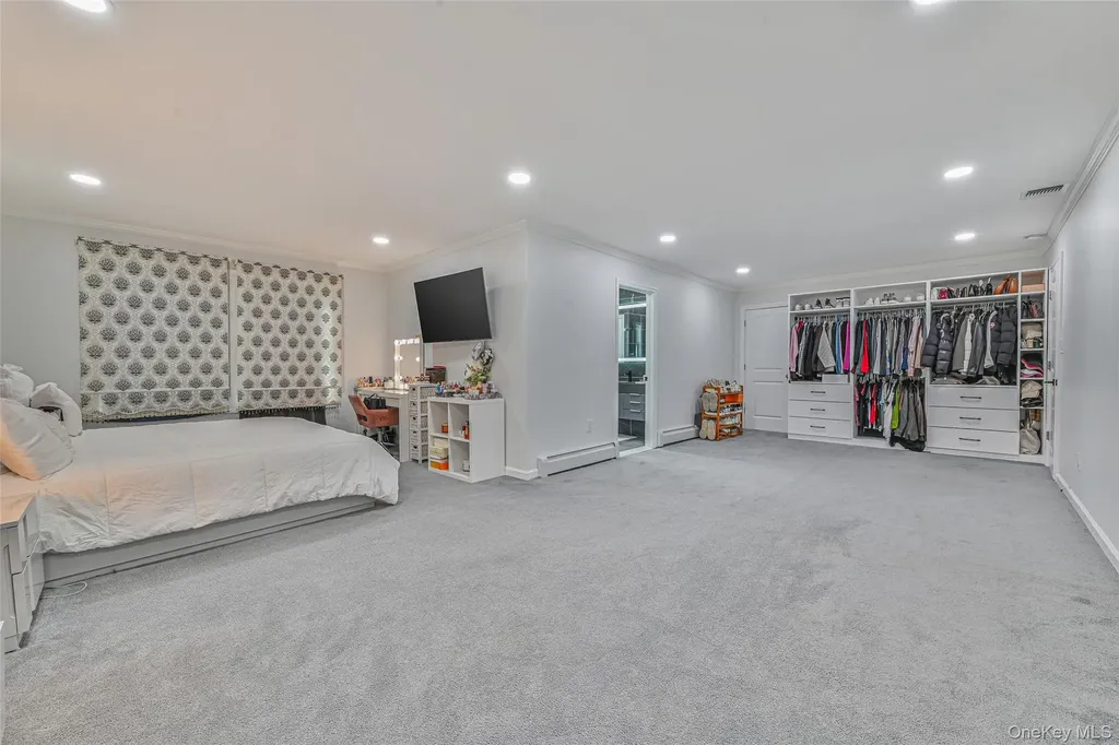 86 S Cabot Lane Westbury NY 11590