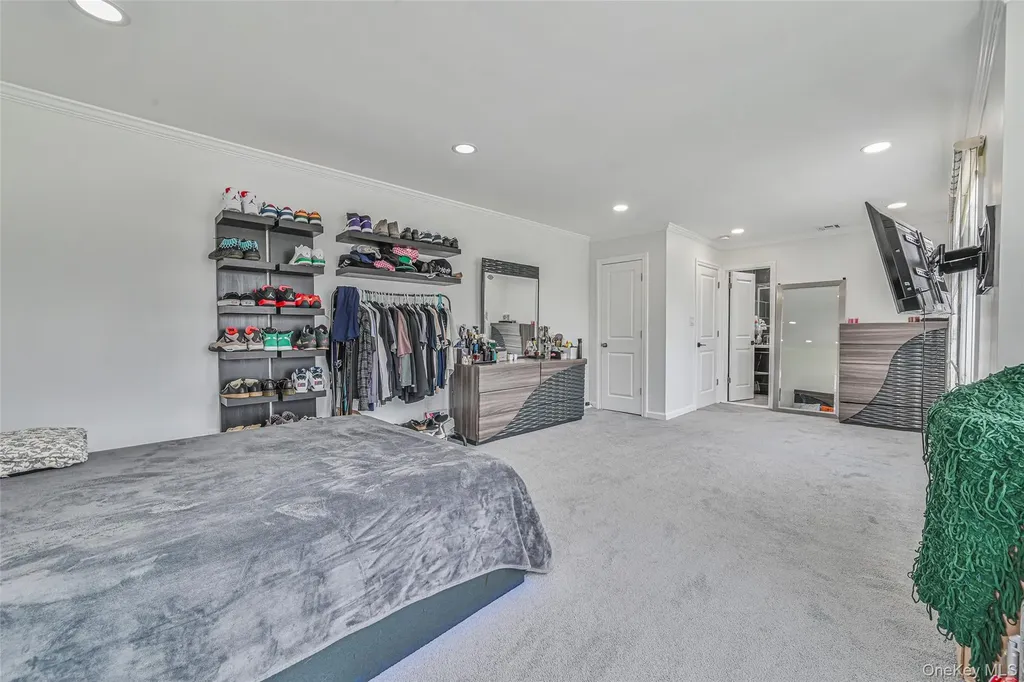 86 S Cabot Lane Westbury NY 11590