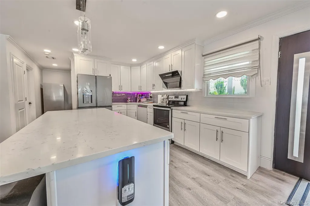 86 S Cabot Lane Westbury NY 11590