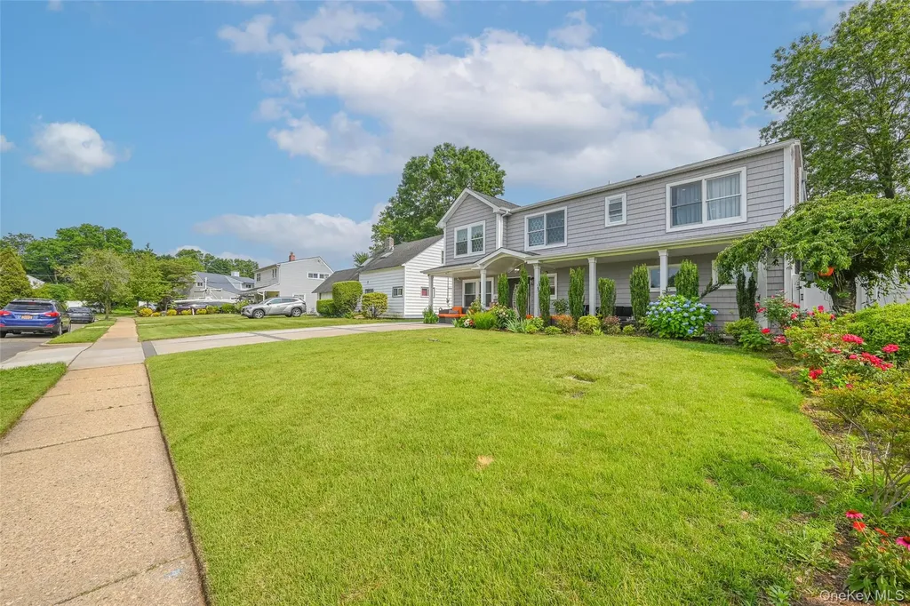 86 S Cabot Lane Westbury NY 11590