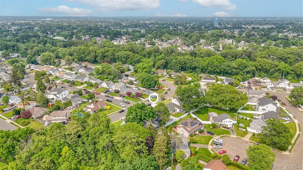 86 S Cabot Lane Westbury NY 11590
