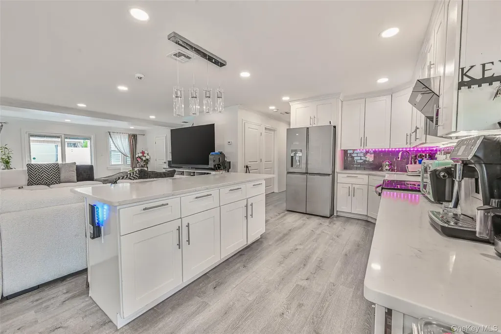 86 S Cabot Lane Westbury NY 11590