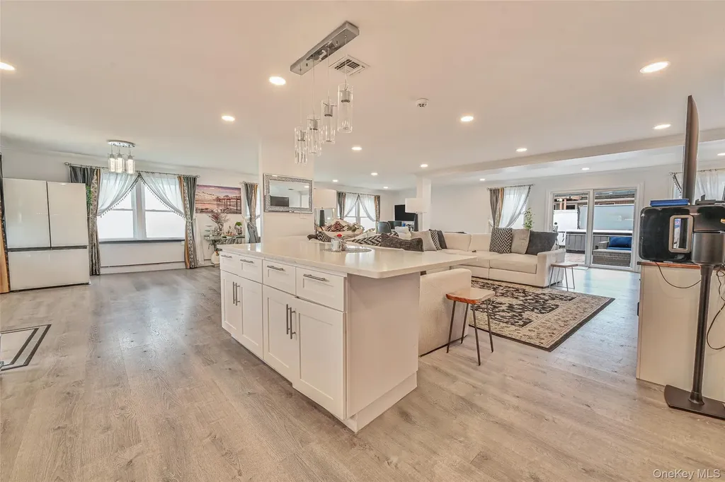 86 S Cabot Lane Westbury NY 11590