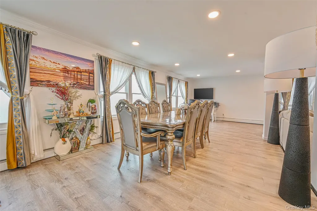 86 S Cabot Lane Westbury NY 11590