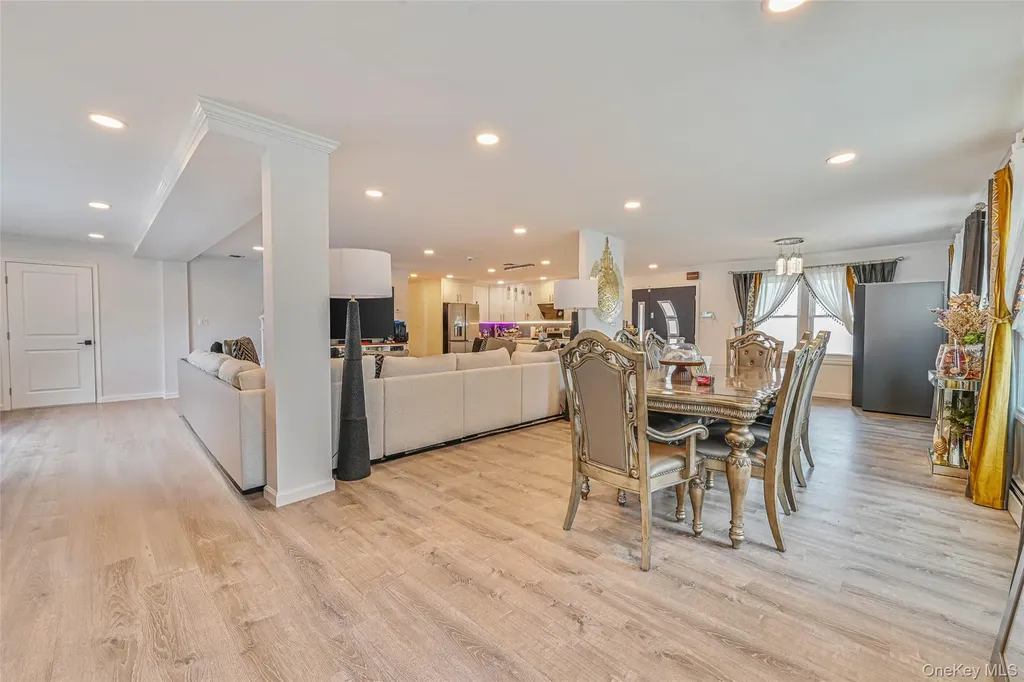 86 S Cabot Lane Westbury NY 11590