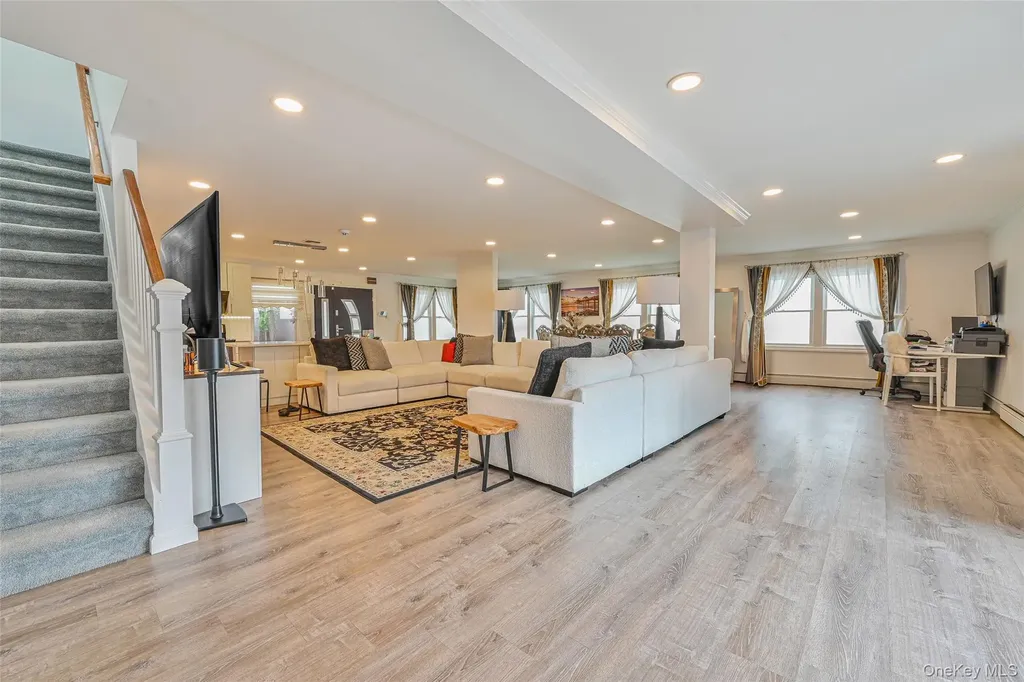 86 S Cabot Lane Westbury NY 11590