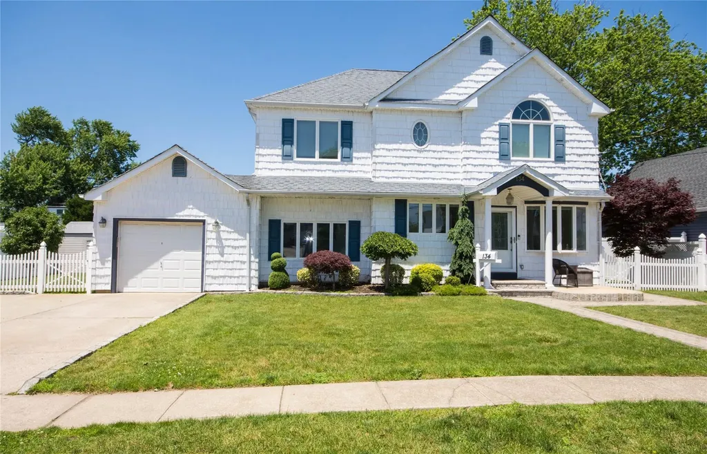 134 W Hampton Road Lindenhurst NY 11757