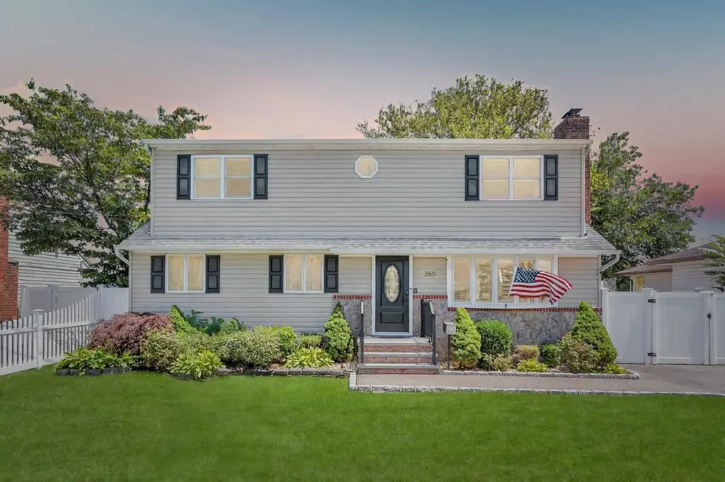 260 9th Street Bethpage NY 11714