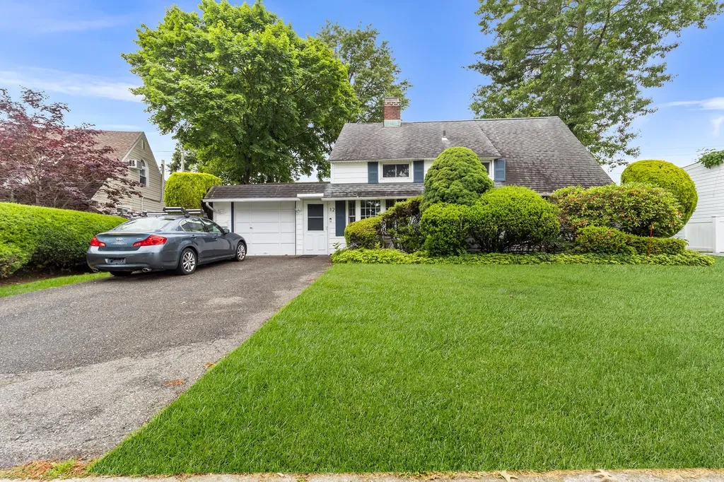 12 Melody Lane Westbury NY 11590