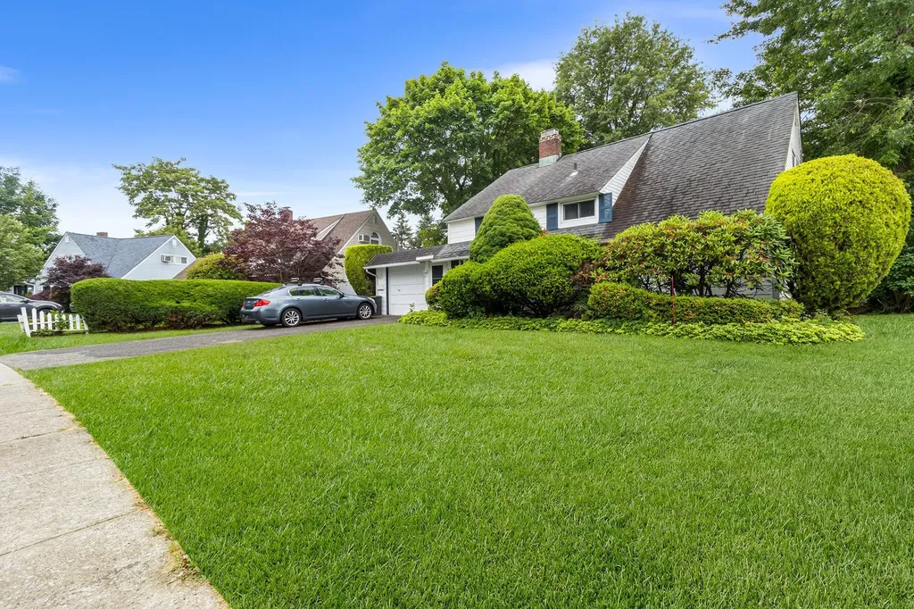 12 Melody Lane Westbury NY 11590