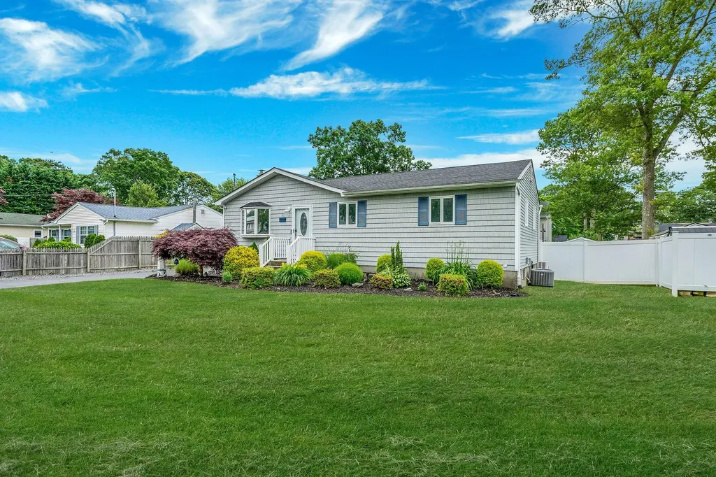 80 Breston Drive E Shirley NY 11967