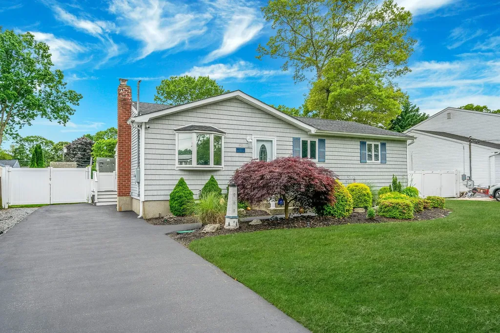 80 Breston Drive E Shirley NY 11967