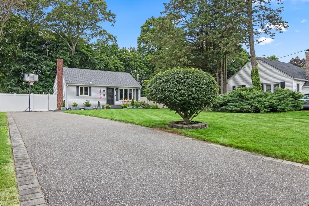 10 Elm Avenue Smithtown NY 11787