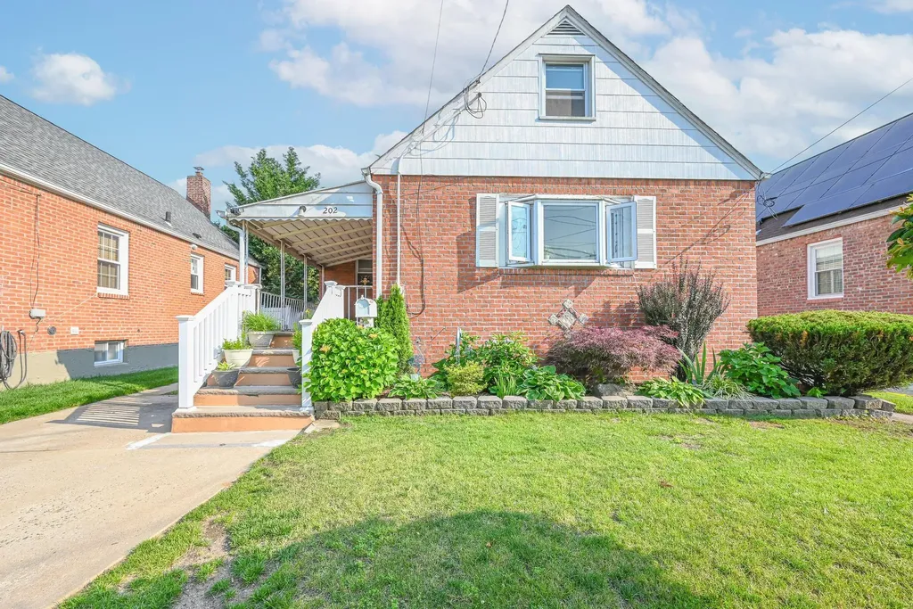 202 Roosevelt Avenue Valley Stream NY 11581