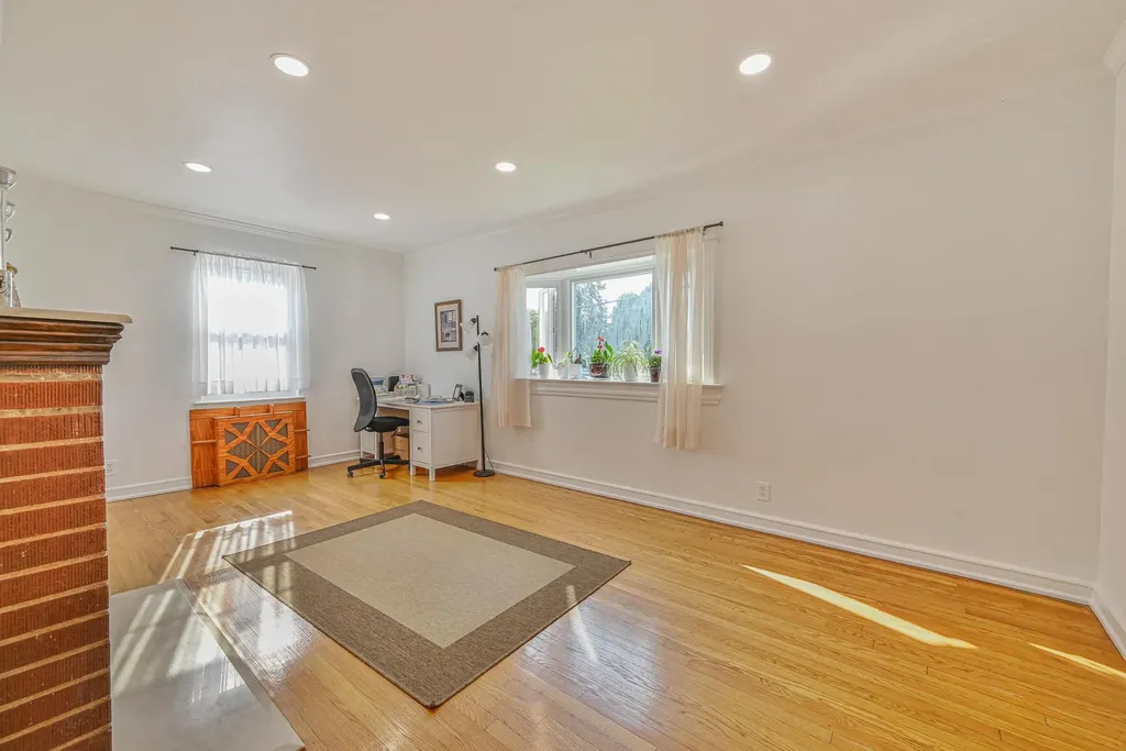 202 Roosevelt Avenue Valley Stream NY 11581