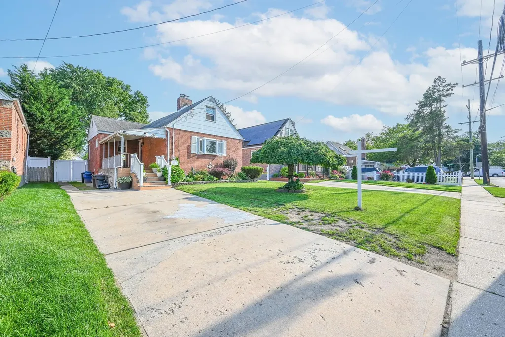 202 Roosevelt Avenue Valley Stream NY 11581