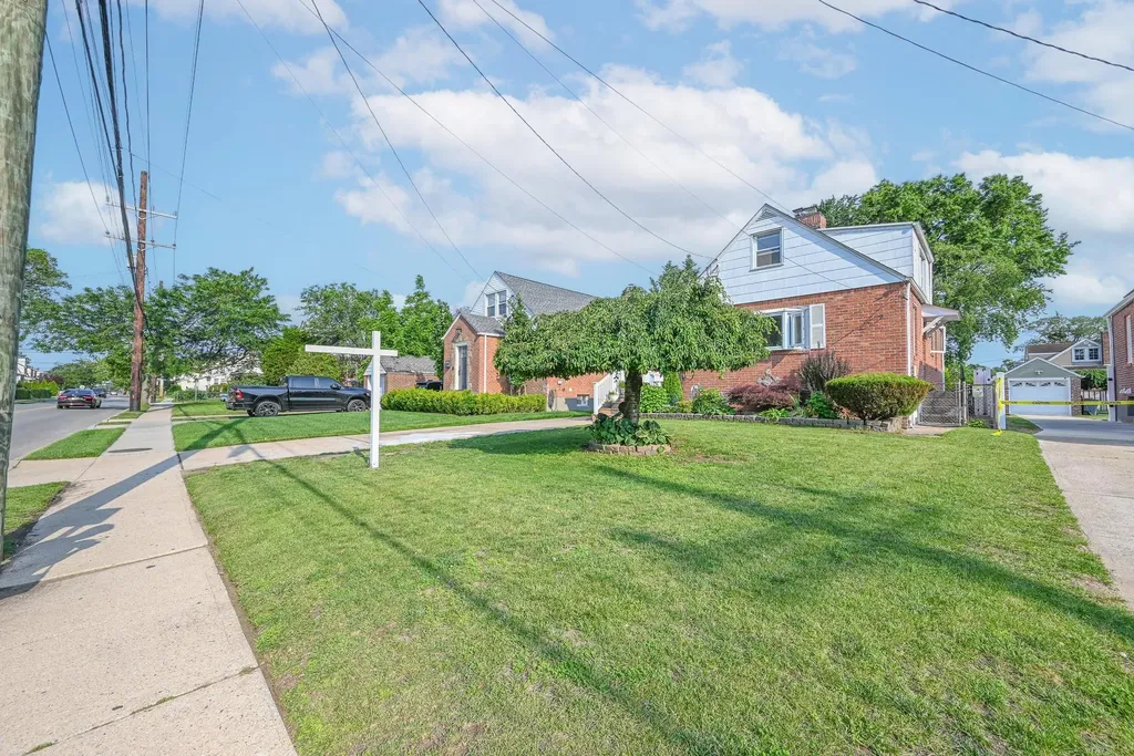 202 Roosevelt Avenue Valley Stream NY 11581