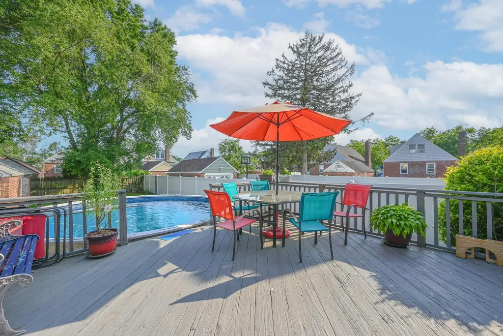 202 Roosevelt Avenue Valley Stream NY 11581