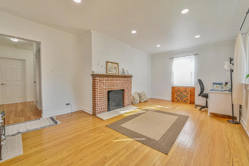 202 Roosevelt Avenue Valley Stream NY 11581