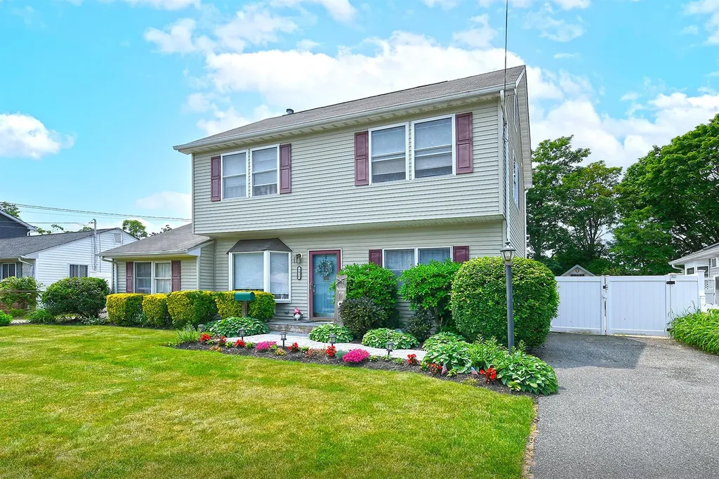 1426 Lombardy Boulevard Bay Shore NY 11706