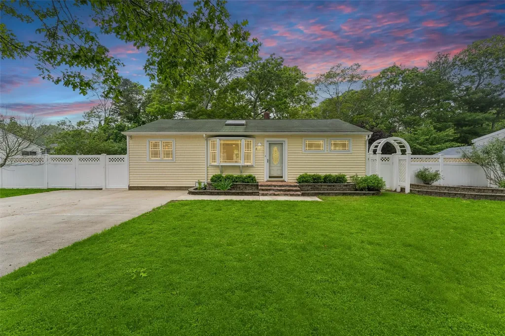 8 Park Lane Hampton Bays NY 11946