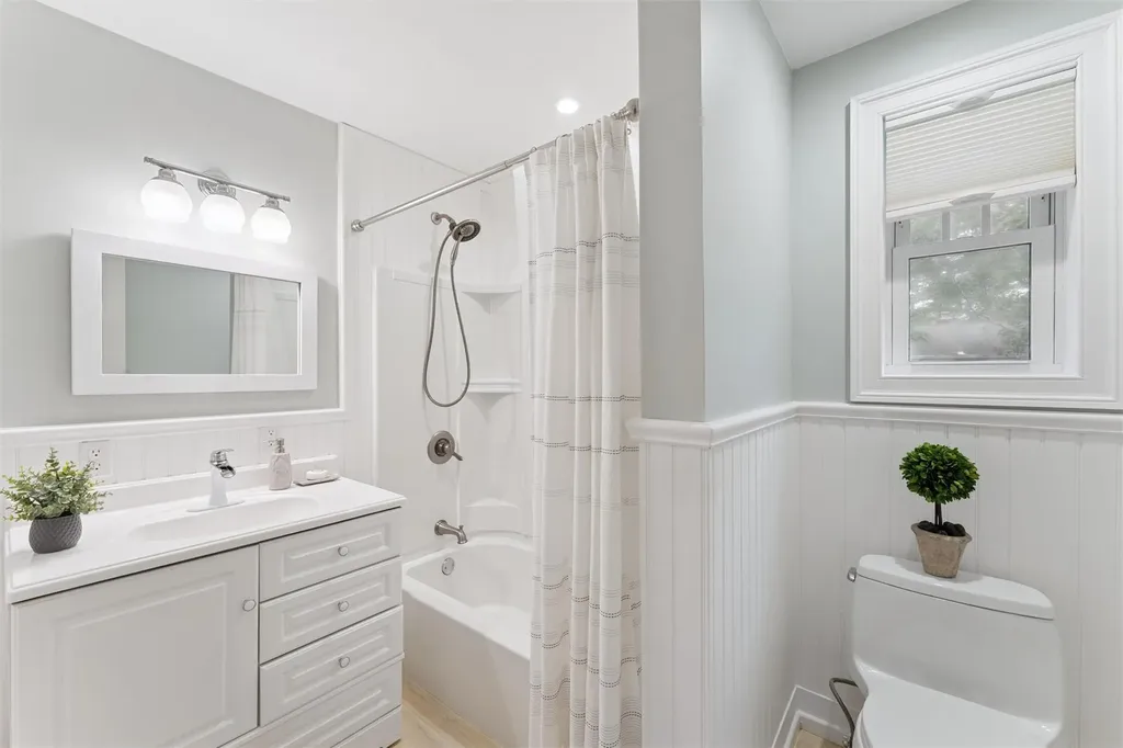 8 Park Lane Hampton Bays NY 11946