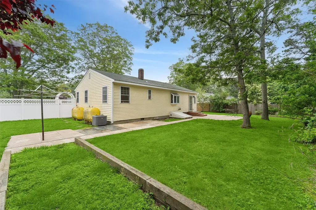 8 Park Lane Hampton Bays NY 11946