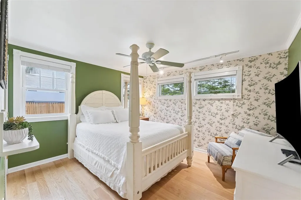 8 Park Lane Hampton Bays NY 11946