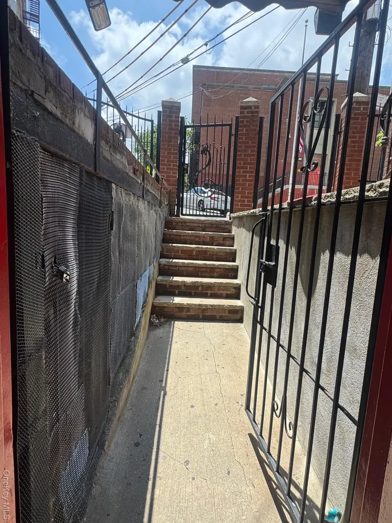1800 Palisade Place Bronx NY 10453