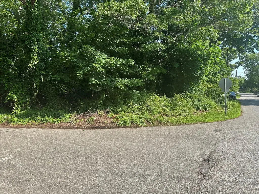 8 Woodside Mastic Beach NY 11951