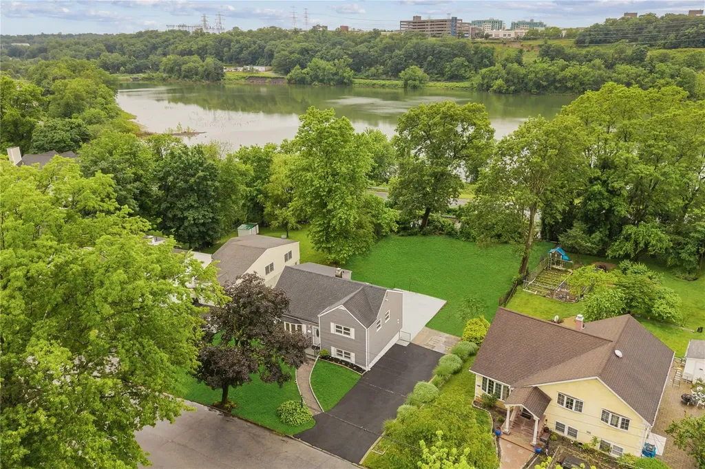 183 Pembrook Drive Yonkers NY 10710