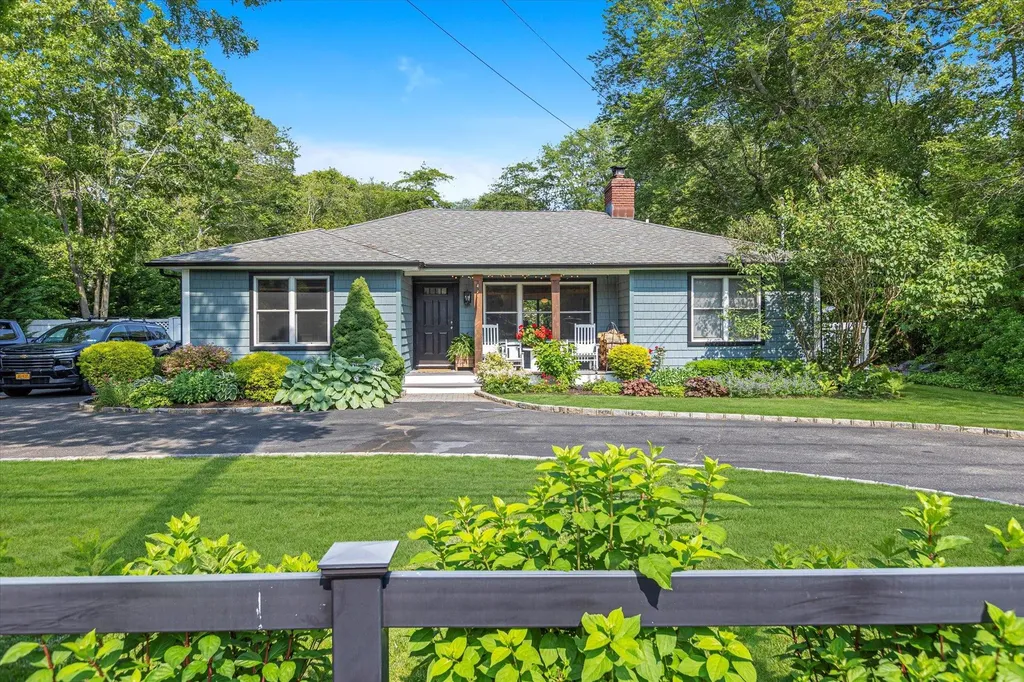 135 Vanderbilt Boulevard Oakdale NY 11769