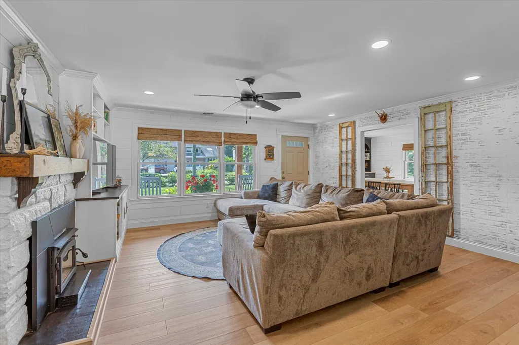 135 Vanderbilt Boulevard Oakdale NY 11769