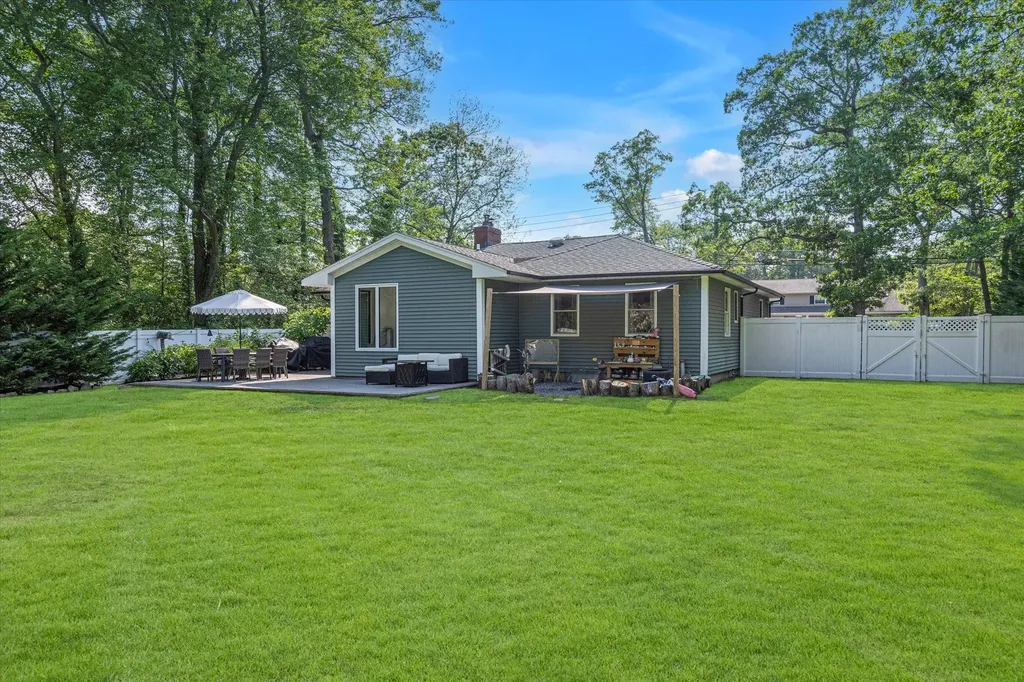 135 Vanderbilt Boulevard Oakdale NY 11769