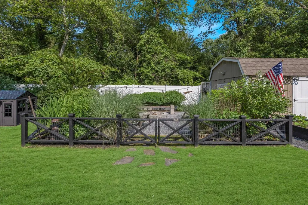 135 Vanderbilt Boulevard Oakdale NY 11769