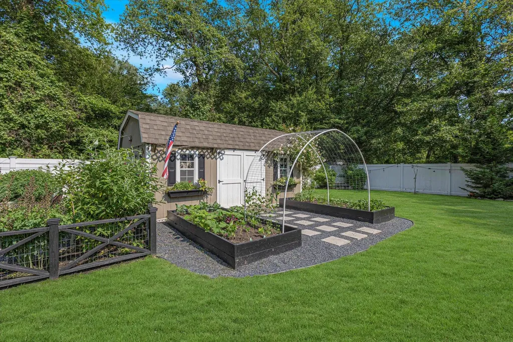 135 Vanderbilt Boulevard Oakdale NY 11769