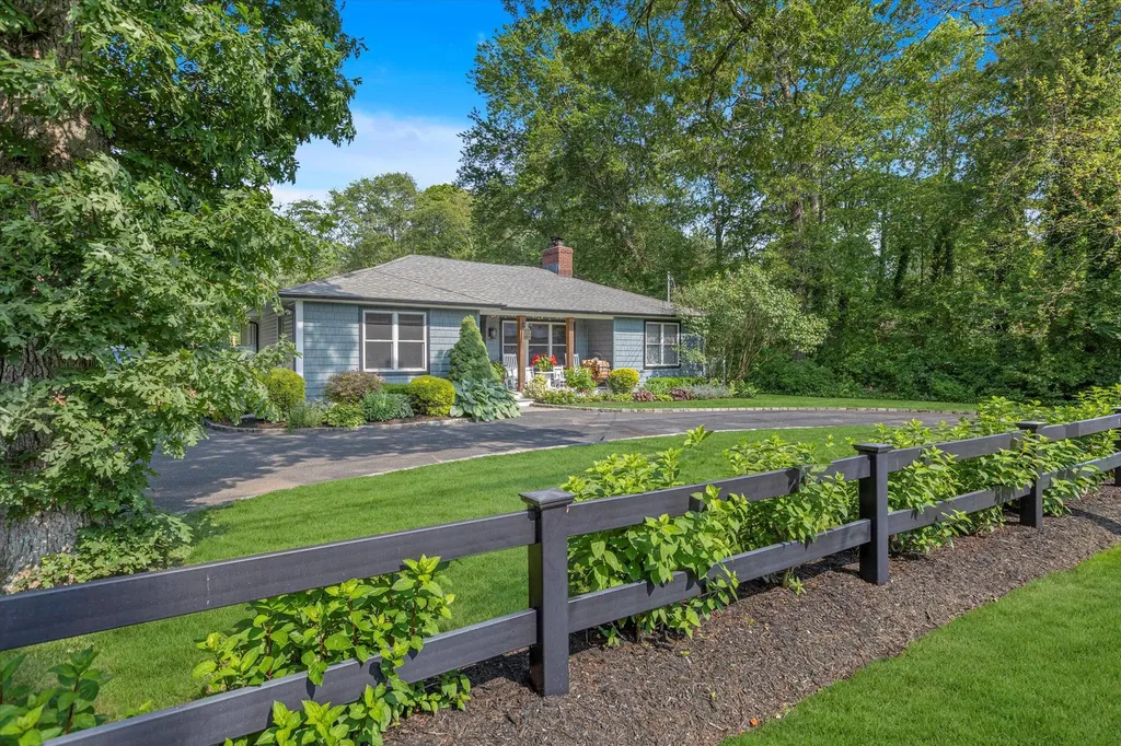 135 Vanderbilt Boulevard Oakdale NY 11769
