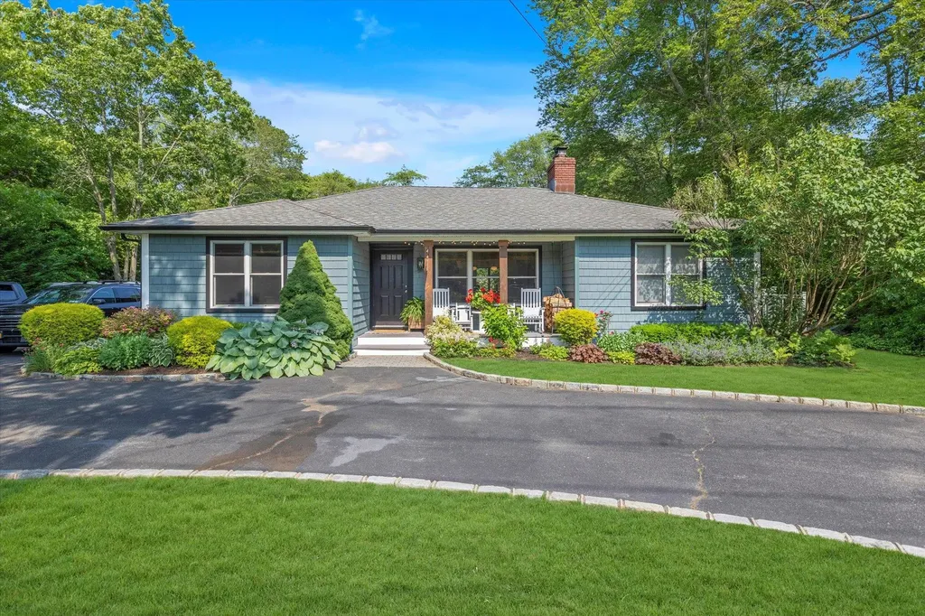 135 Vanderbilt Boulevard Oakdale NY 11769