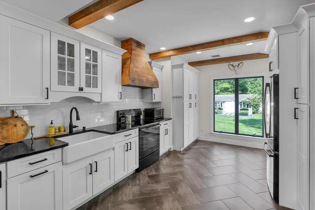 135 Vanderbilt Boulevard Oakdale NY 11769