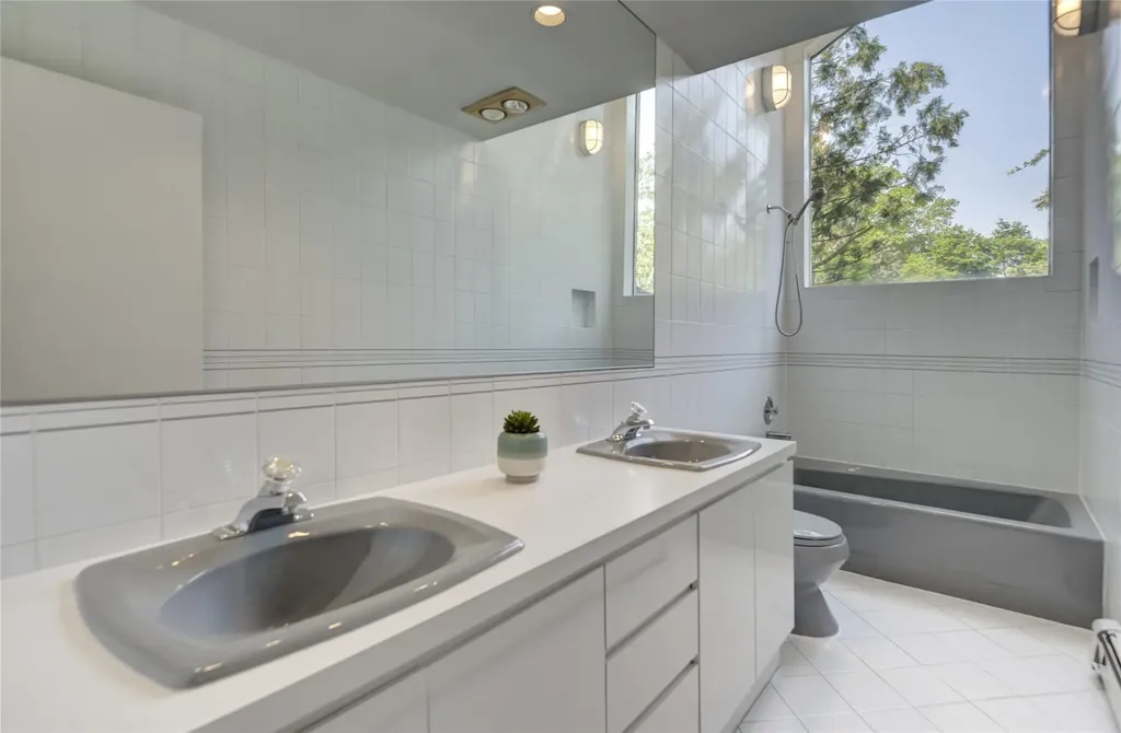 64 Highland Avenue Roslyn NY 11576