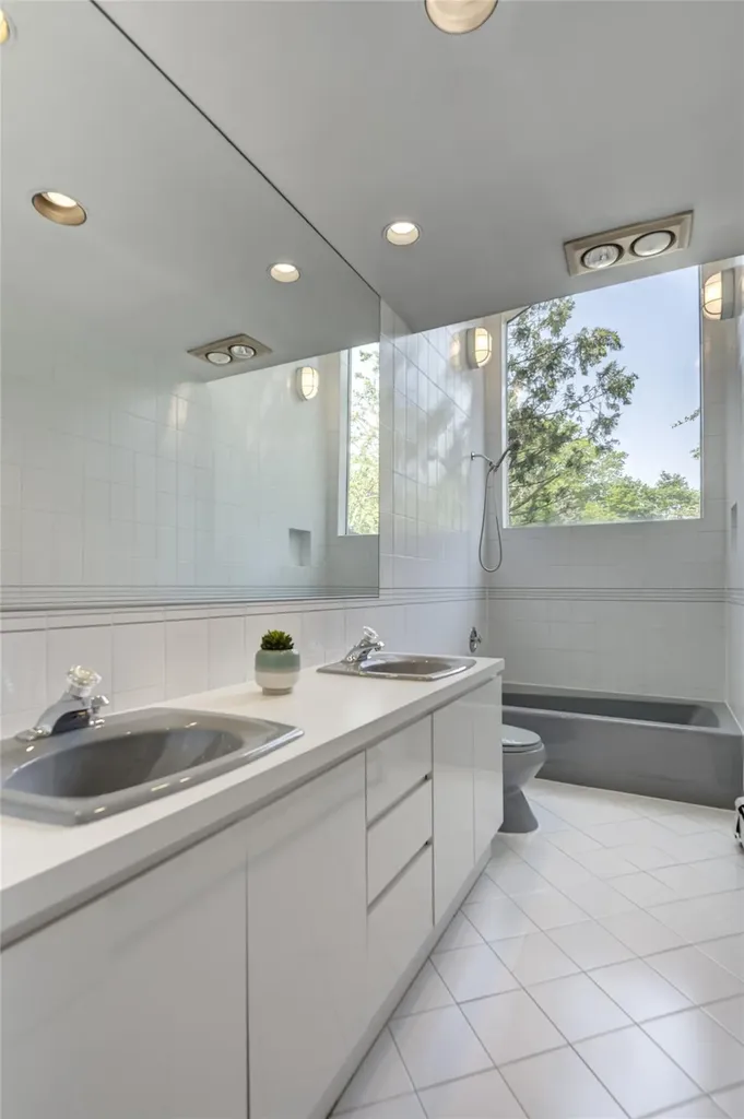 64 Highland Avenue Roslyn NY 11576