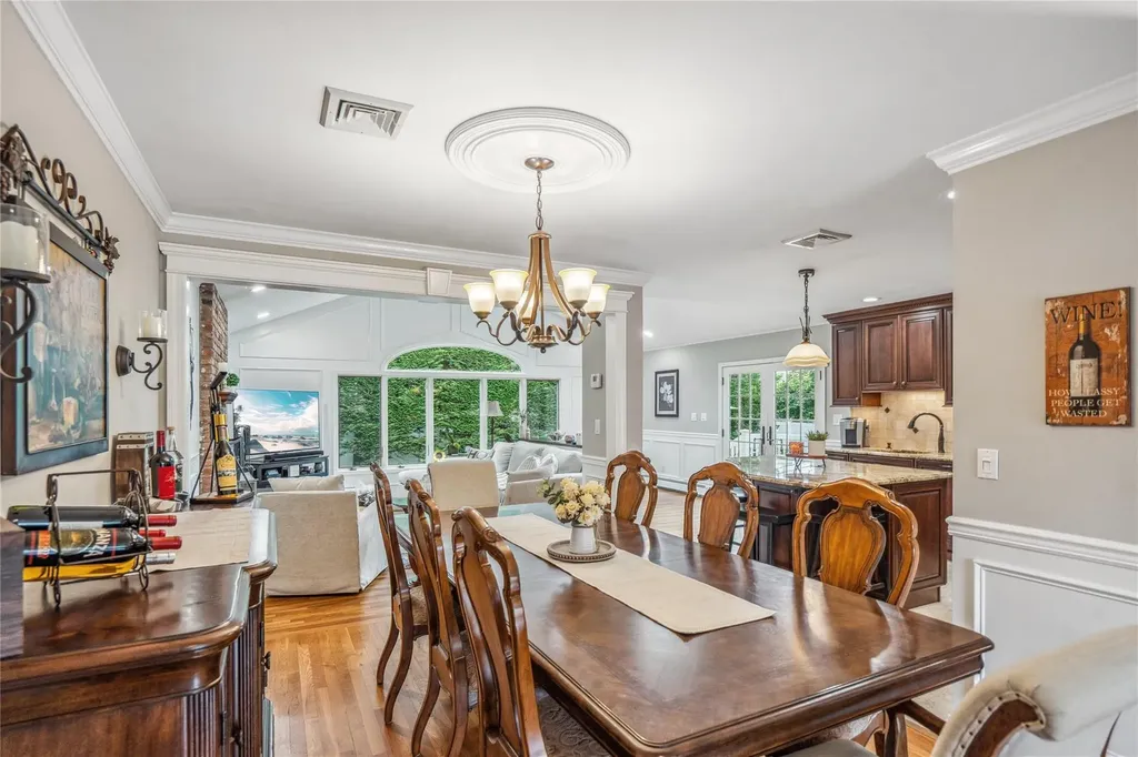 86 Phipps Lane Plainview NY 11803