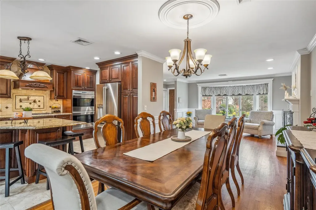 86 Phipps Lane Plainview NY 11803